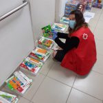 Voluntarios de La Caixa regalan libros a más de 180 menores en riesgo de exclusión social