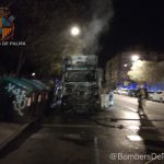 Se incendia un camión de Emaya mientras recogía la basura en el Camp Redó