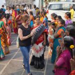 Armengol visita a un grupo de autoayuda para mujeres en exclusión social durante su viaje a la India