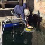 El Consell de Menorca instala tres papeleras acuáticas en el port de Ciutadella