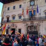 Más de un millar de personas se concentran en Cort por la "unidad de España"