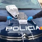 Una anciana de Es Castell elabora y dona 50 mascarillas a la Policía Nacional