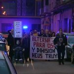 Más de 50 personas se manifiestan para pedir la dimisión de Neus Truyol