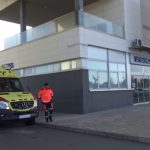 Fallece la conductora de un coche al sufrir una colisión frontal con un microbús escolar en Menorca