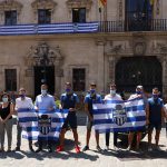 Cort despliega la bandera del Atlético Baleares en el balcón