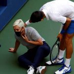Djokovic descalificado por dar un pelotazo a una jueza de línea