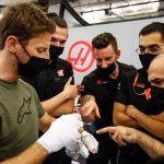 Grosjean visita el 'paddock' de la F1 antes del GP de Sakhir