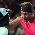 Nadal se asusta tras dar un pelotazo a una recogepelotas