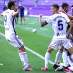 El Real Valladolid logra la permanencia virtual ante un Alavés en caída libre