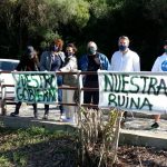 VOX Menorca cuelga una pancarta contra el Gobierno en Es Mercadal