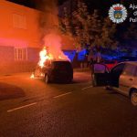 Otro coche arde de noche en las calles de Eivissa