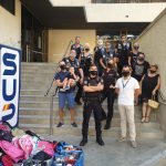 La ONG Policía Solidaria reparte más de 400 mochilas escolares con el apoyo de SOS Mamás y Barbers Angels