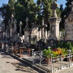 Muchas flores y poca gente: el atípico Tots Sants del cementerio de Palma