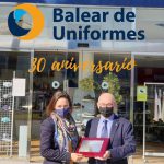 ASIMA entrega una placa conmemorativa a Distribuidora Balear de Uniformes por su 30 aniversario