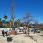 Un total de 18 familias siembran árboles en el parque de Sa Riera