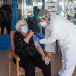 Una usuaria de 91 años de la residencia del Consell de Menorca es la primera persona en ser vacunada en la isla