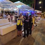 Policía Local de Ibiza desaloja a 800 personas en El Port, Sa Penya y La Marina, tras el cierre de los bares