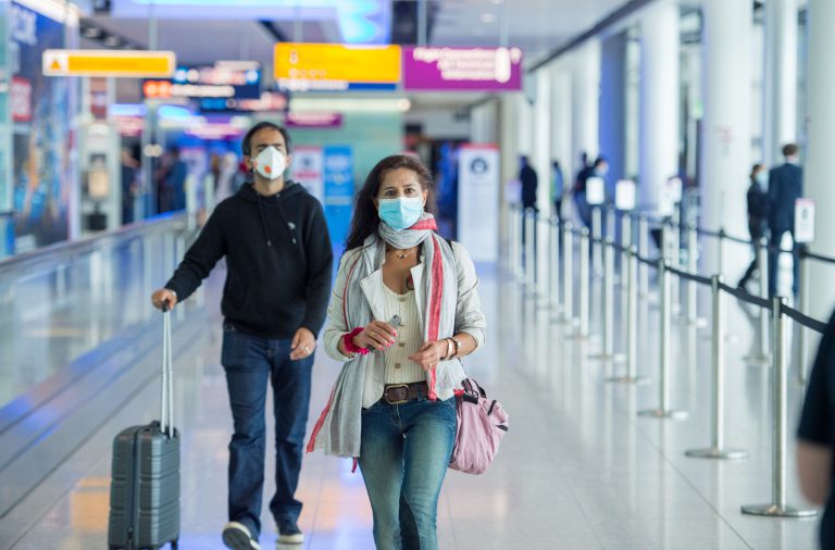 turistas, aeropuerto, mascarillas