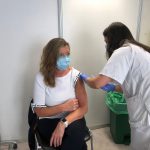 La consellera Patricia Gómez recibe la primera dosis de la vacuna contra la Covid-19