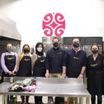 Los jóvenes empresarios de ASIMA cocinan más de 200 raciones de garbanzos para usuarios de Zaqueo