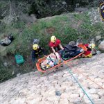 Bombers de Mallorca rescata a un motorista precipitado 5 metros cerca de Banyalbufar