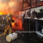 Bombers de Palma extingue el incendio de un autocar abandonado en Camí de Son Palou