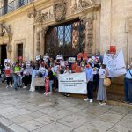 Unas 60 personas se concentran en Cort para "reclamar alternativas a las expropiaciones" en Establiments