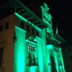 El Ajuntament d'Alcúdia y la Seu d'es Moll se iluminan de verde en el Día Mundial Contra el Cáncer