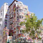 El artista José Luis Mesas transforma la fachada del hotel Artmadams de Palma