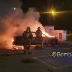 Bombers de Palma sofocan un incendio en un vehículo aparcado en el Hospital Son Llàtzer