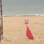 La playa de Can Pere Antoni, señalizada con bandera roja por vertidos de aguas mixtas