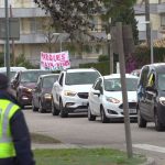 Vecinos del Port de Pollença protestan en contra de la retirada de los parques infantiles y la zona recreativa