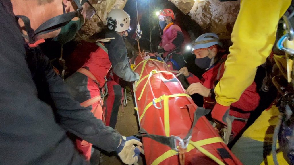 Un total de 28 personas han participado en un simulacro de rescate espeleológico en el Avenc de s'Embut, en la Serra de Na Burguesa, en Palma.
