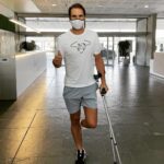 Rafel Nadal, con muletas, tras pasar un tratamiento nuevo en su pie izquierdo en Barcelona