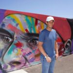 Rafel Nadal posa con su grafiti en Melbourne Park