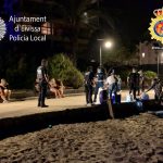 Policía Nacional y Local de Ibiza disuelven de madrugada un botellón en Playa d'en Bossa