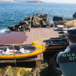 La Guardia Civil denuncia una plataforma ilegal instalada en la costa de Cala Vinyes