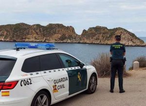 20-07-2021 Coche patrulla y agente de la Guardia Civil