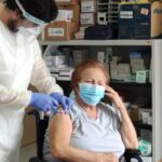 Arranca la campaña de vacunación combinada en personas mayores contra la gripe y la Covid
