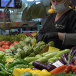 La subida sin parar de los precios de los alimentos obliga a los consumidores a modificar su cesta de la compra