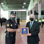 La Policía entrega una placa de agradecimiento al presidente de ASIMA