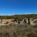 Alumnos de Campos ayudan a restaurar cerca de 800 m2 dunares de Es Trenc