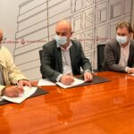 El presidente Vicent Marí firma los dos primeros convenios de colaboración con los equipos de liga nacional por un importe total de 72.000 euros