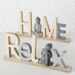 Figura que pone "Home Relax" decorados con budas. está hecho de madera