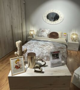 Dormitorio con una cama, armario y comoda de colores beige.