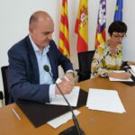 El presidente Vicent Marí y la directora de la Guardia Civil, María Gámez, firman el protocolo que permitirá crear un destacamento del Servicio Marítimo en Eivissa