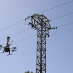 Endesa adecúa con un dron la línea en el Parque Natural de ses Salines de Ibiza para minimizar el riesgo para aves