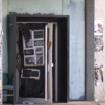 Pese a las denuncias de los vecinos, los okupas siguen en la oficina bancaria abandonada de la Avenida San Fernando