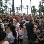Armengol vuelve a defender el turismo, mientras centenares de personas protestan contra la masificación turística