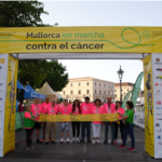 Marea rosa de apoyo a la lucha contra el cáncer de mama en las calles de Palma